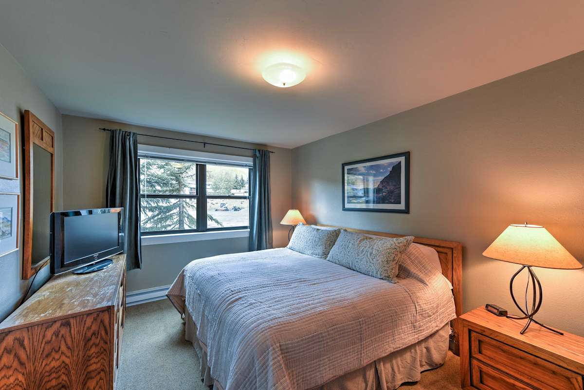 Cozy Mt. Crested Butte Condo Walk to Ski Base!