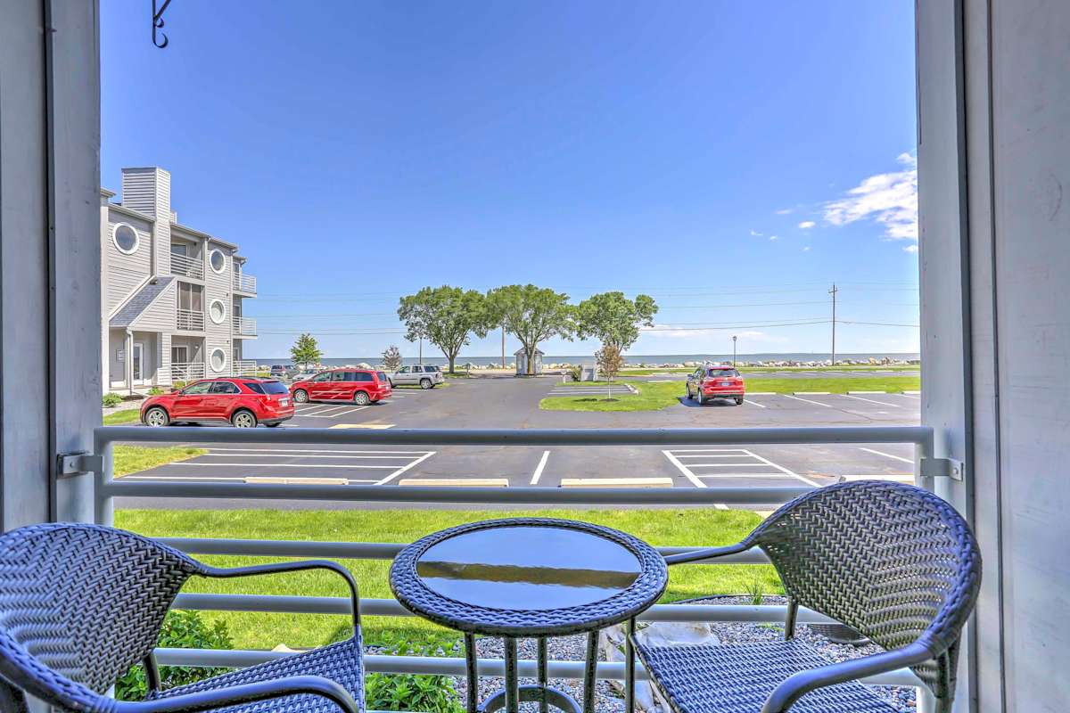 Charming 1BR Port Clinton Condo Pool!