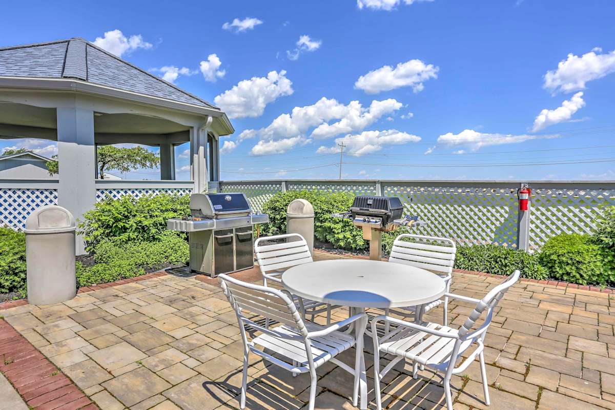 Charming 1BR Port Clinton Condo Pool!