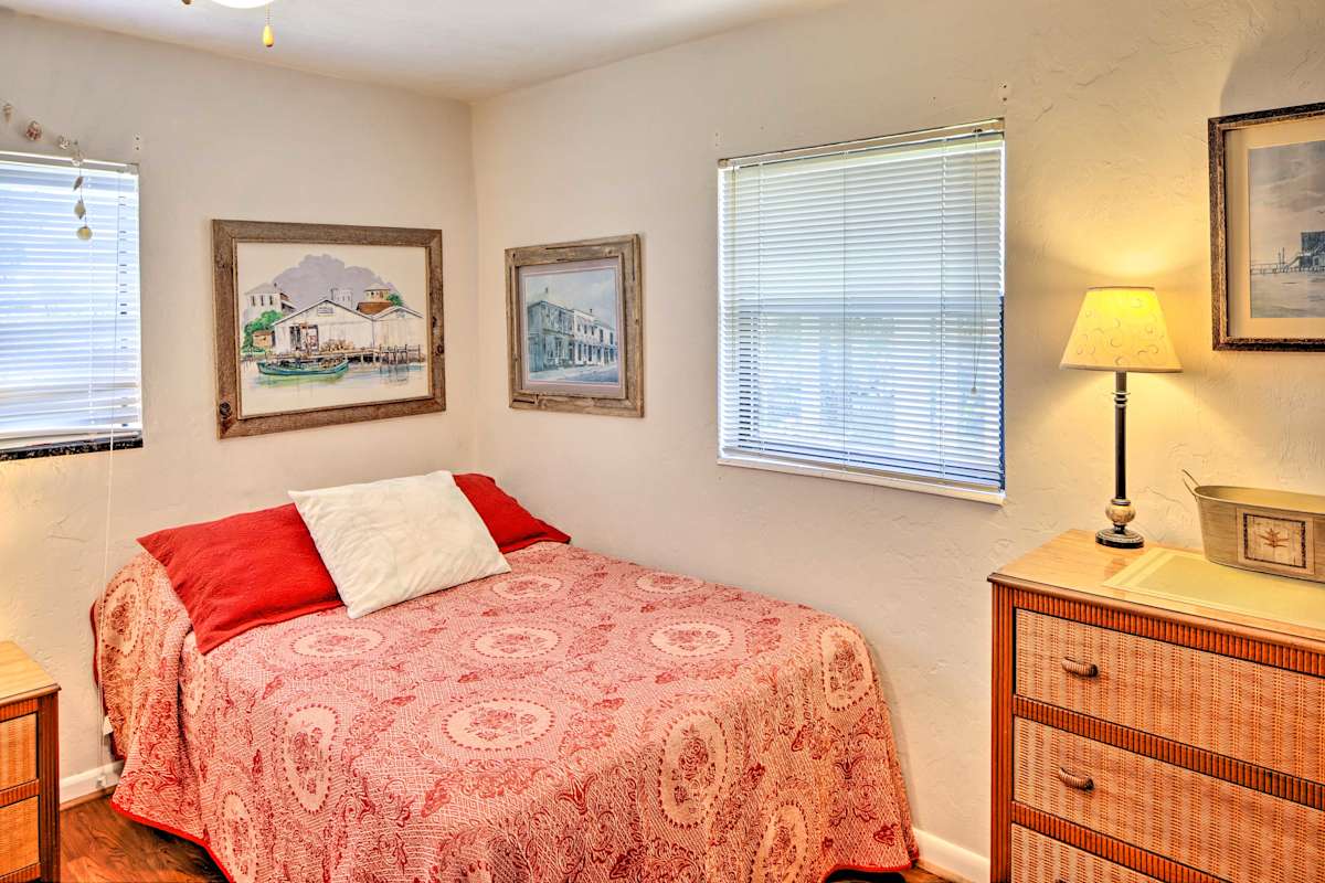 Waterfront Cedar Key Duplex House w/ Dock!