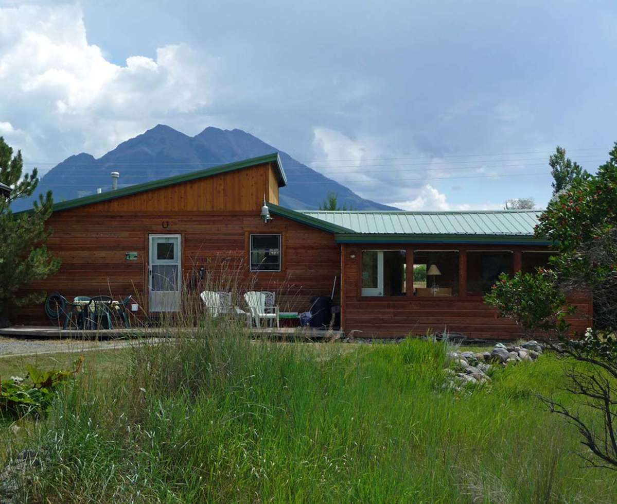 2BR Emigrant Cabin on 10 Acres w/Peaceful Views!