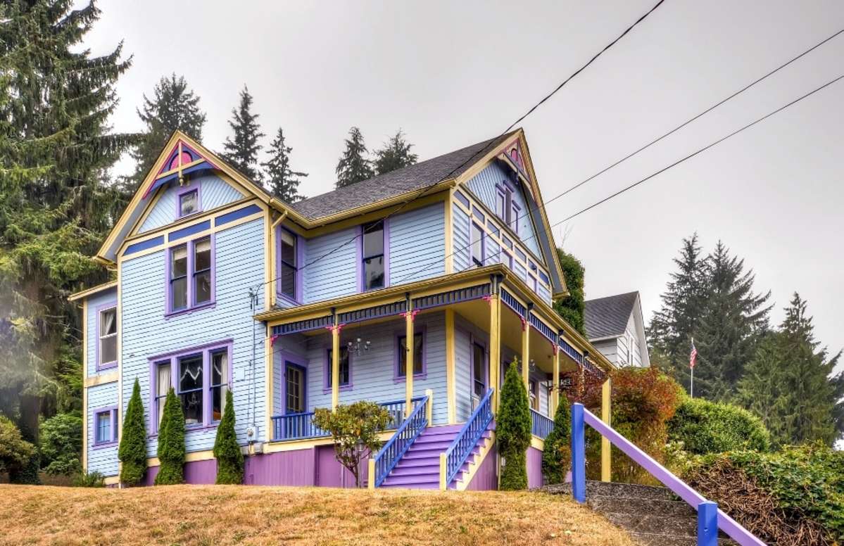 'Astoria Painted Lady' Historic Apt w/ River View!