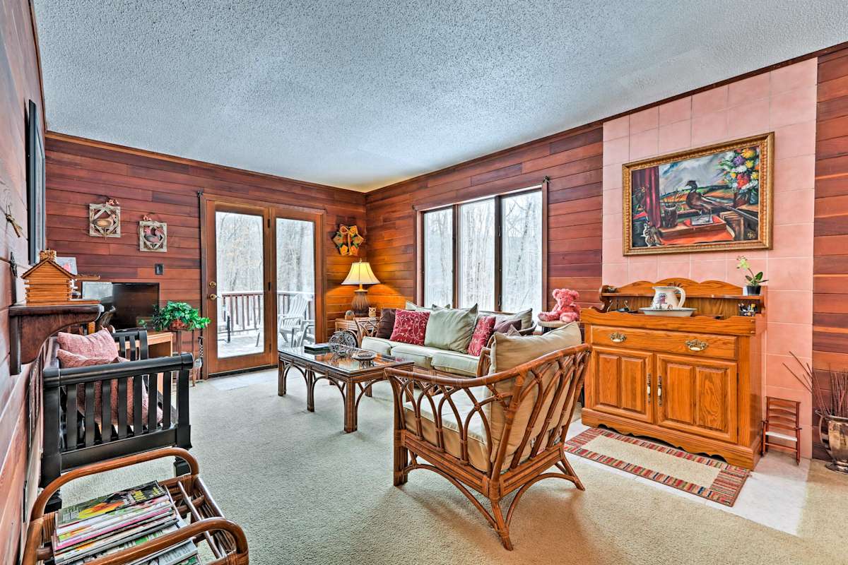 Relaxing Eagle Rock Resort Home 1 Block to Lake!