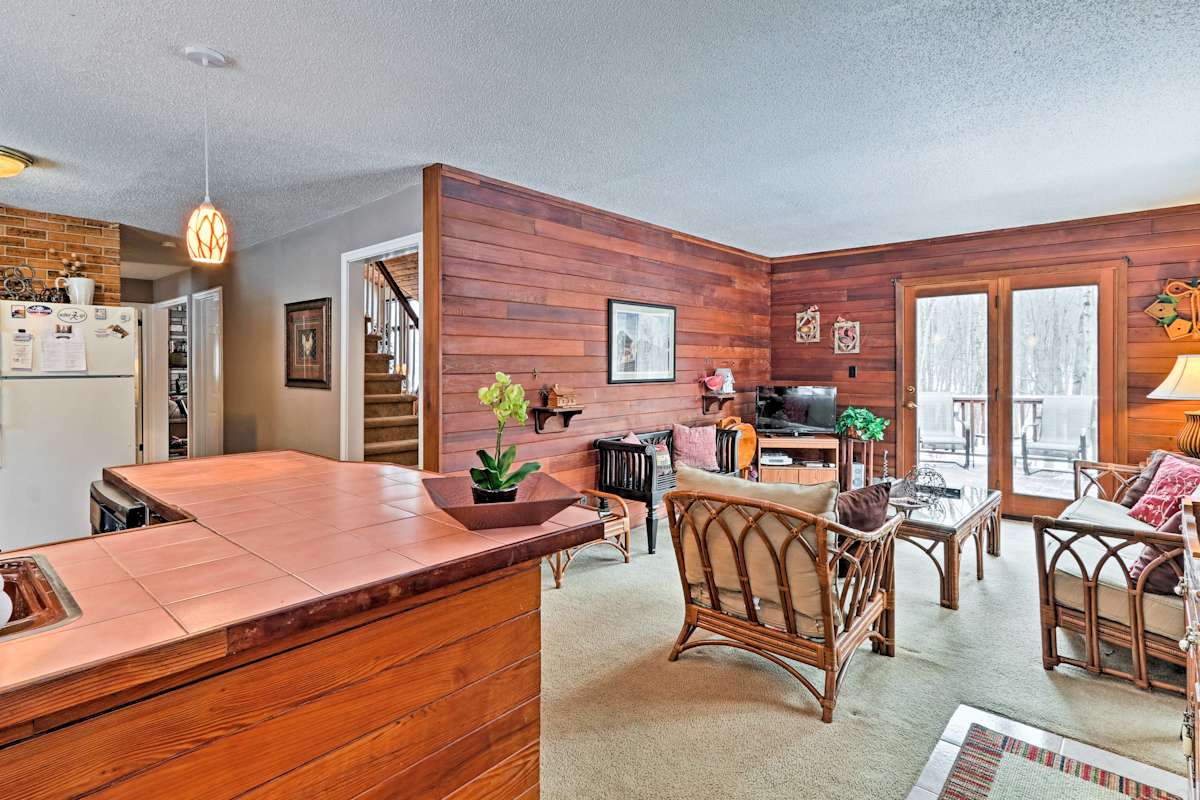 Relaxing Eagle Rock Resort Home 1 Block to Lake!