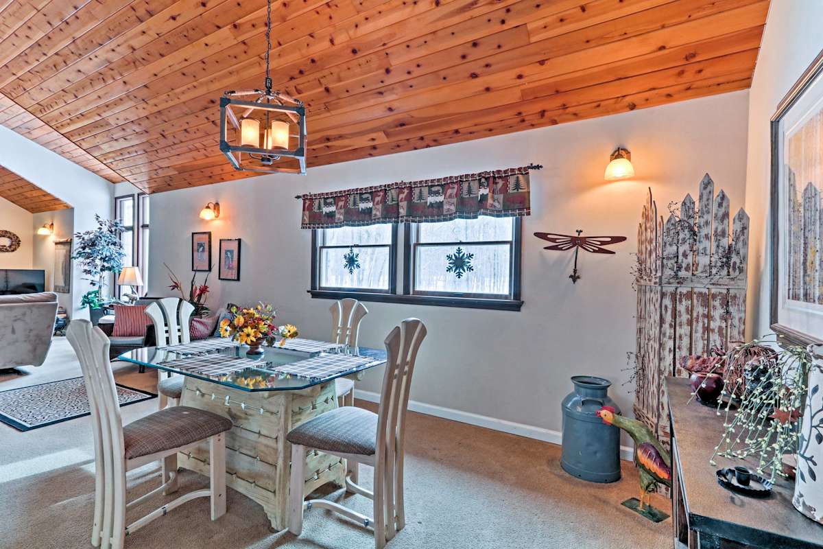 Relaxing Eagle Rock Resort Home 1 Block to Lake!