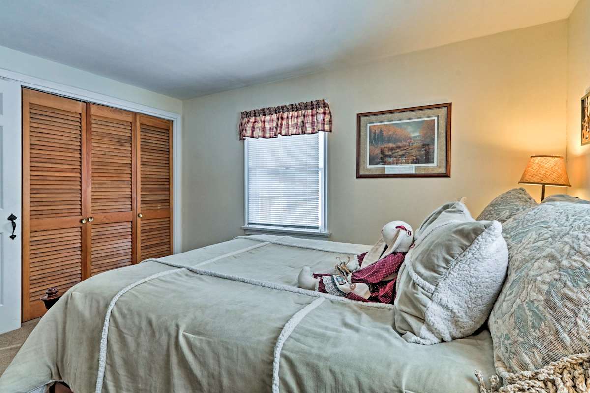 Relaxing Eagle Rock Resort Home 1 Block to Lake!