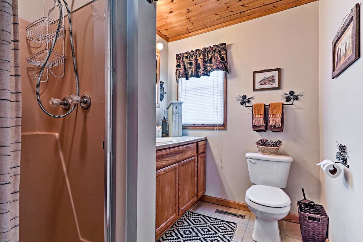 Relaxing Eagle Rock Resort Home 1 Block to Lake!