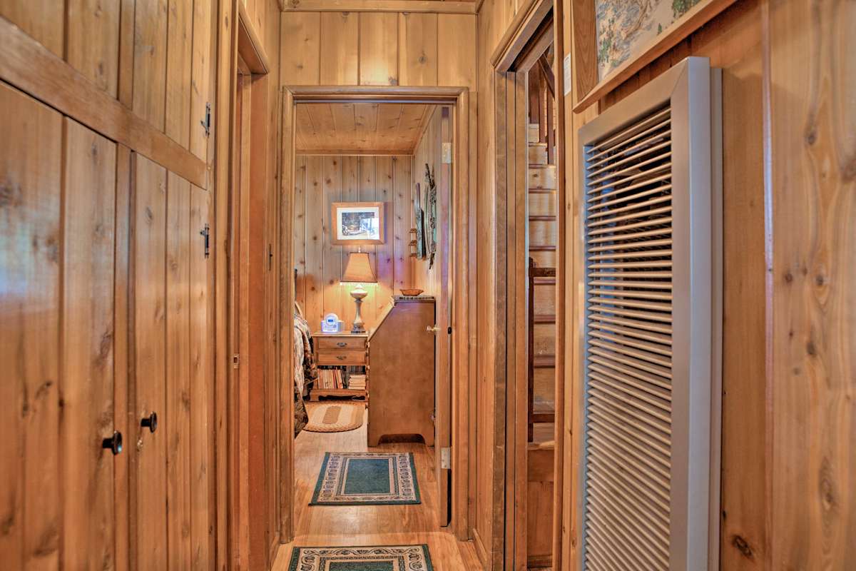 'Rustic Acorn' Wrightwood Cabin w/Deck, Walk to DT