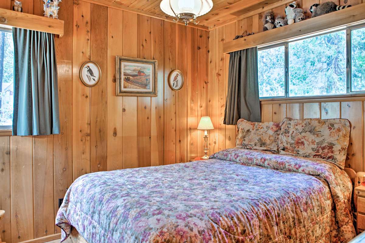 'Rustic Acorn' Wrightwood Cabin w/Deck, Walk to DT