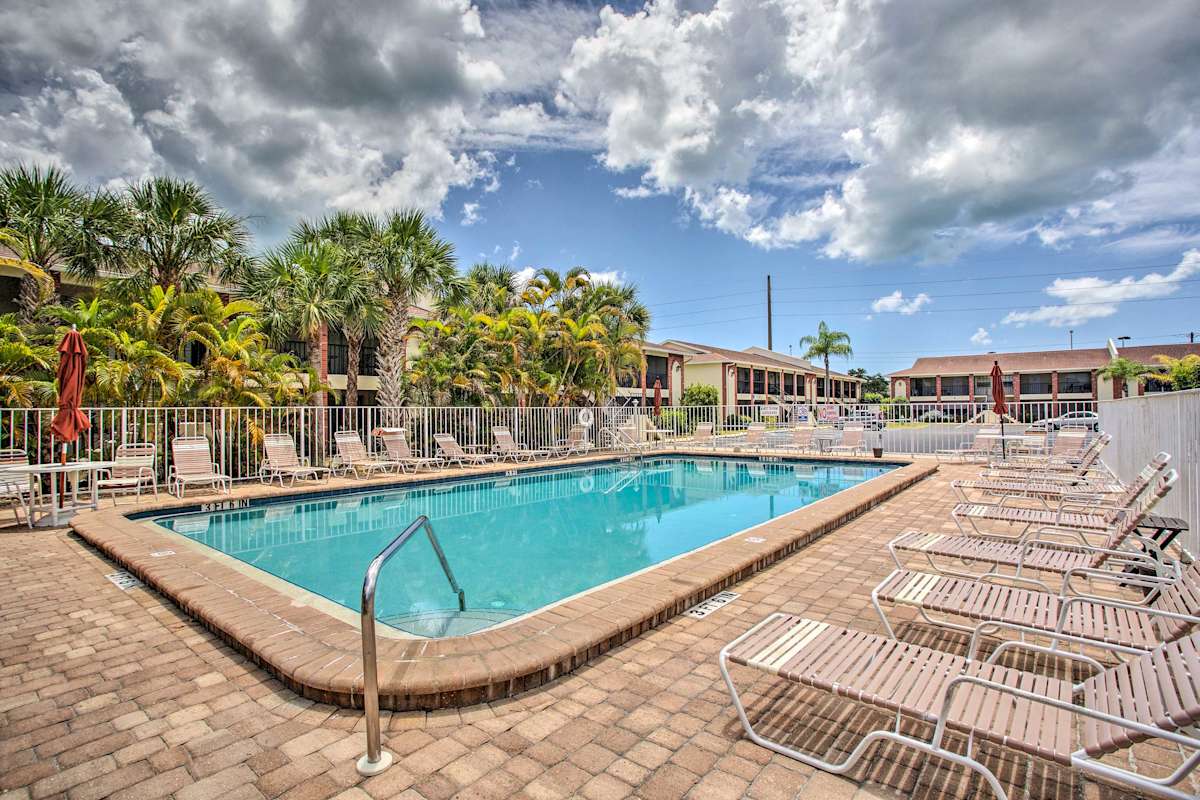 Englewood Condo w/Private ScreenedIn Veranda!