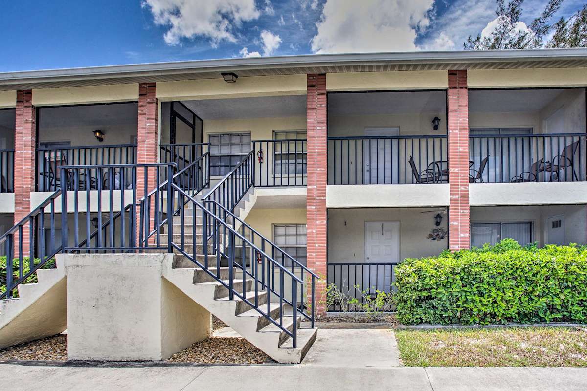 Englewood Condo w/Private ScreenedIn Veranda!