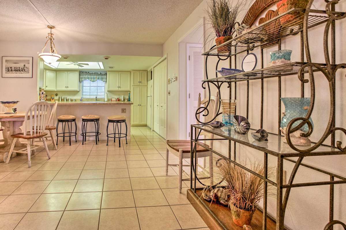 Englewood Condo w/Private ScreenedIn Veranda!