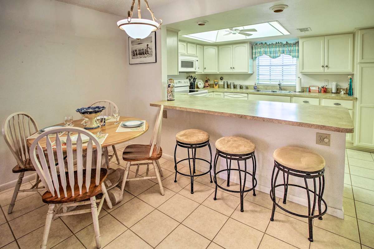 Englewood Condo w/Private ScreenedIn Veranda!