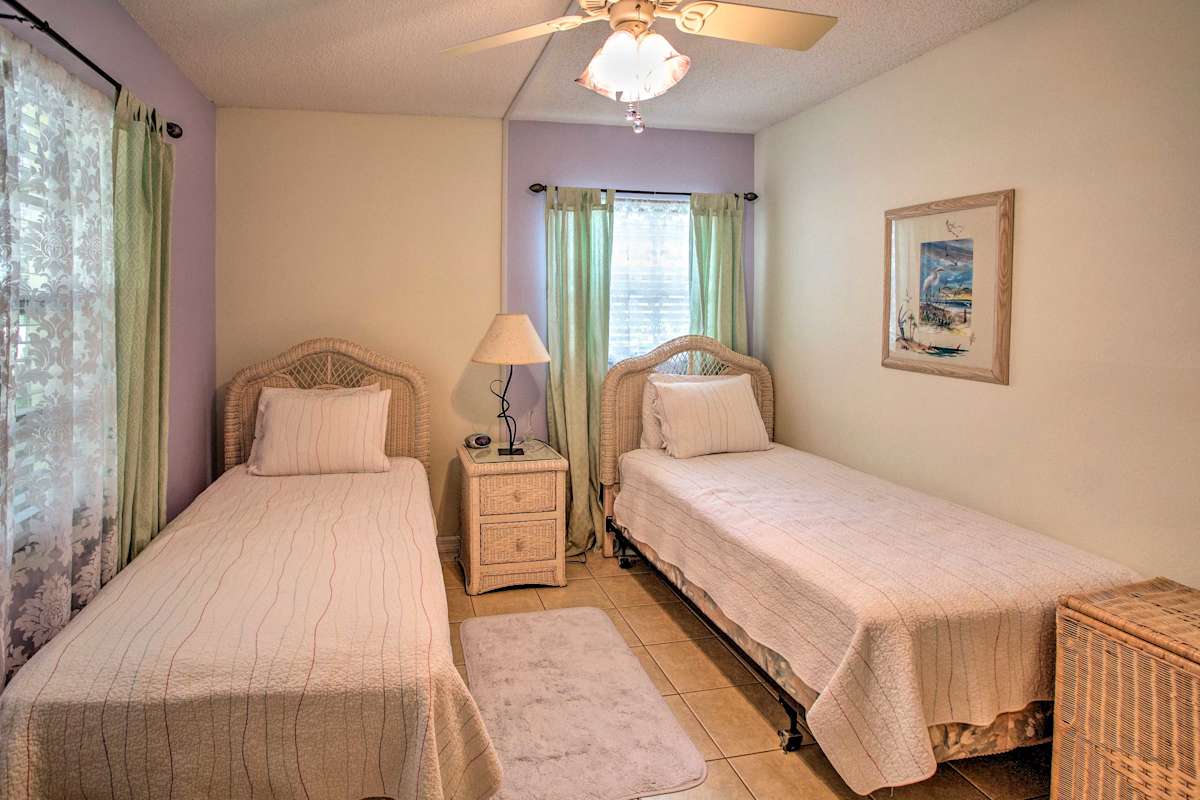 Englewood Condo w/Private ScreenedIn Veranda!