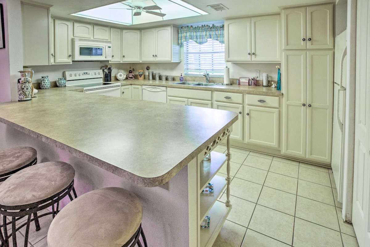 Englewood Condo w/Private ScreenedIn Veranda!