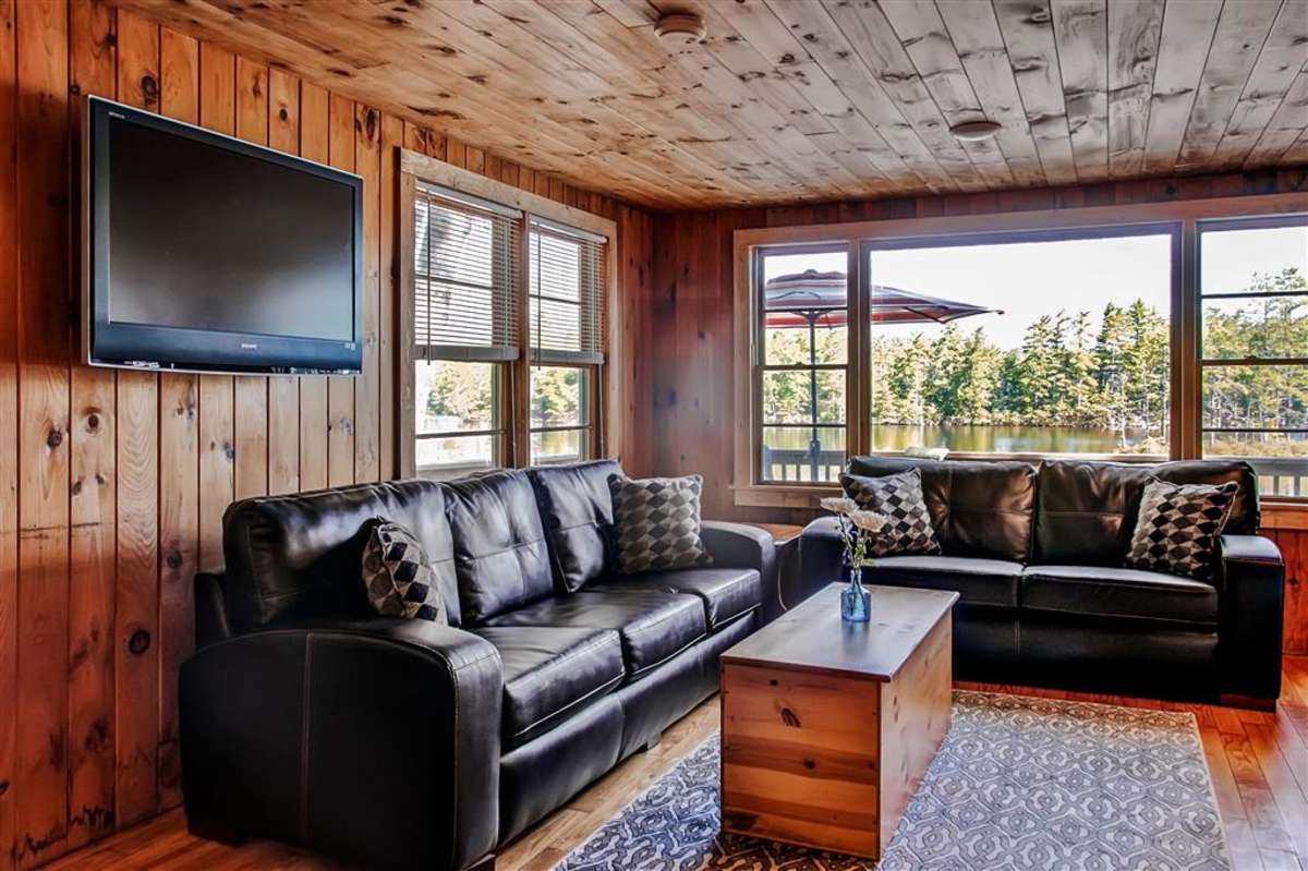 Pristine 2BR E Wakefield Cottage on Waterfront!