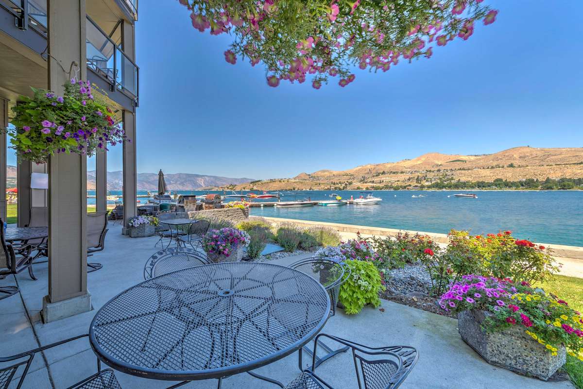 Modern 4BR Chelan Penthouse Condo w/Mtn Views