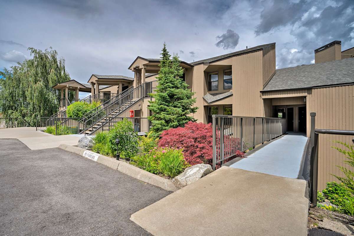 Modern 4BR Chelan Penthouse Condo w/Mtn Views