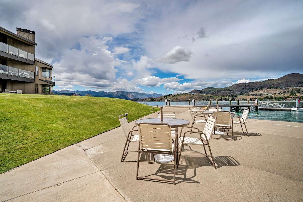 Modern 4BR Chelan Penthouse Condo w/Mtn Views
