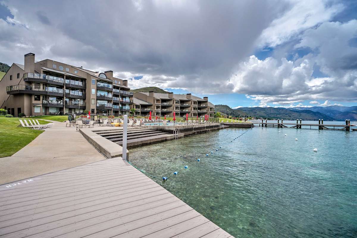 Modern 4BR Chelan Penthouse Condo w/Mtn Views