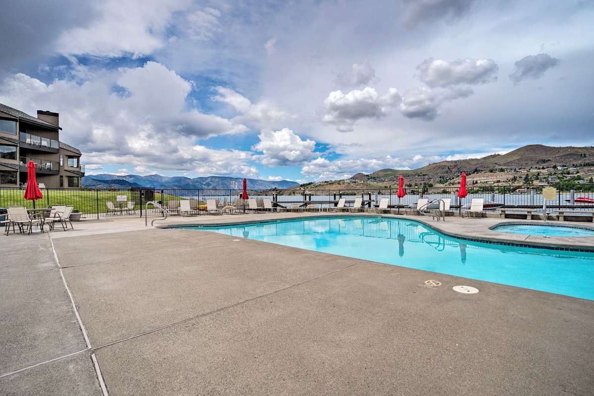 Modern 4BR Chelan Penthouse Condo w/Mtn Views