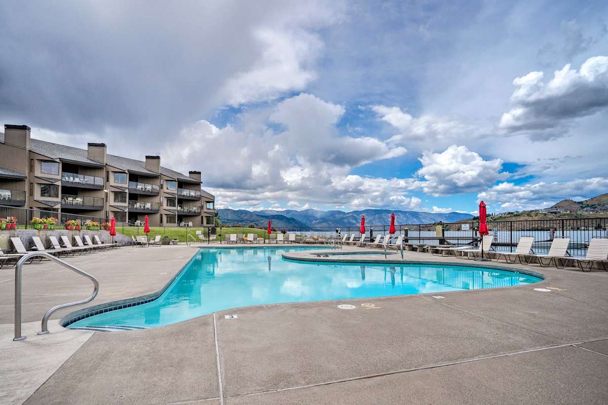 Modern 4BR Chelan Penthouse Condo w/Mtn Views
