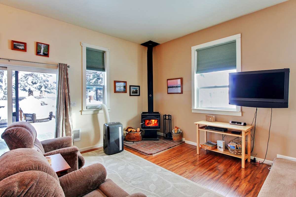 Cozy Bend Studio Apt w/ Fireplace on 5 Lush Acres!