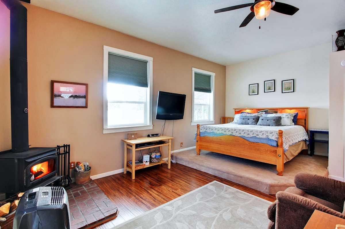 Cozy Bend Studio Apt w/ Fireplace on 5 Lush Acres!