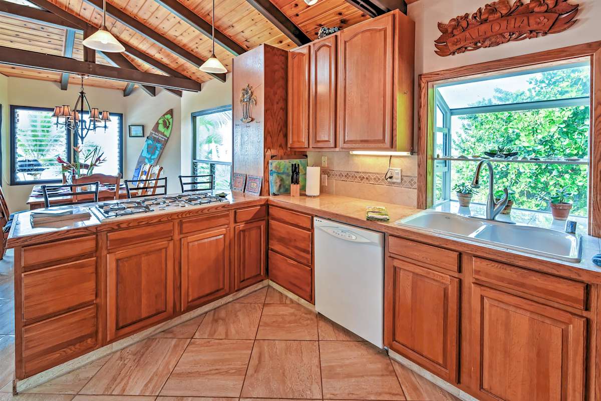 Captain Cook Home w/Lanai, Ocean Views, Beach Toys