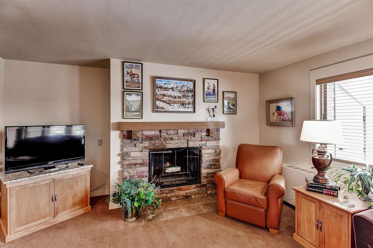 Bend Condo w/Deck & Forest Views!
