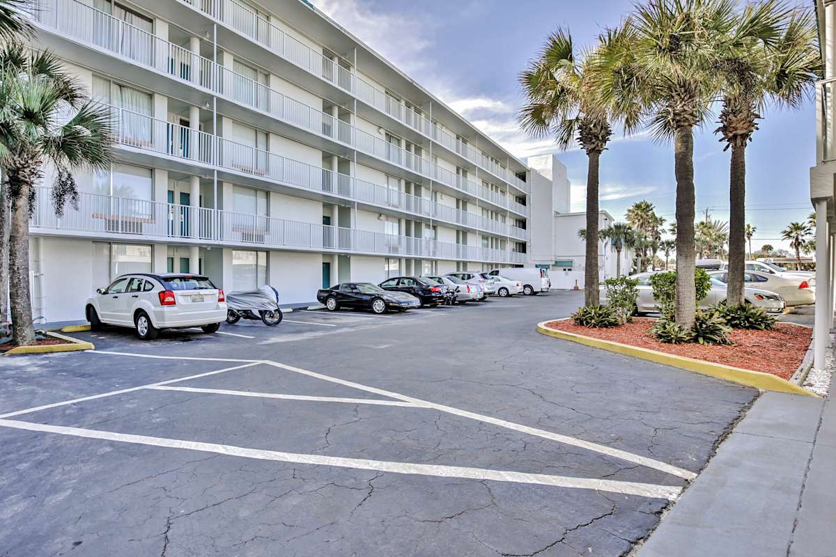 Daytona Beach Studio w/Private Balcony