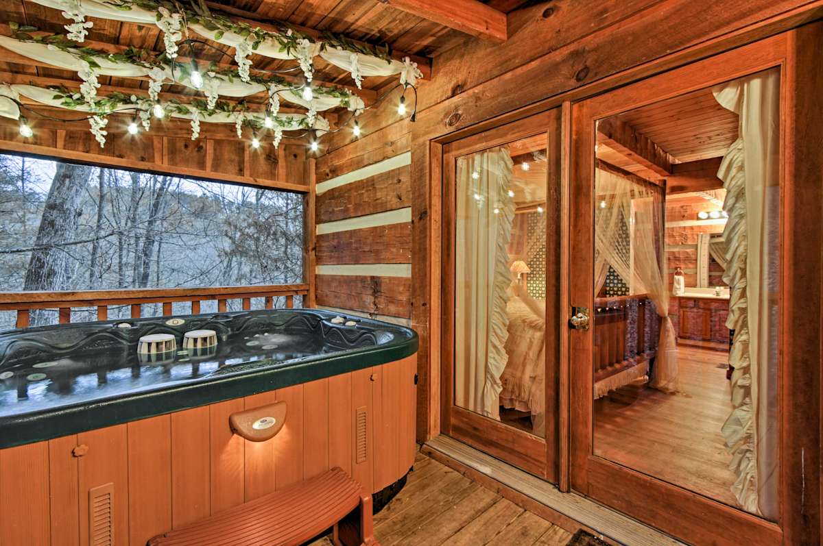 Romantic Log Cabin W Hot Tub In Pigeon Forge Area