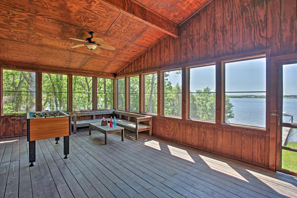 Waterfront Cedar Creek Lake Home w/Booking Special