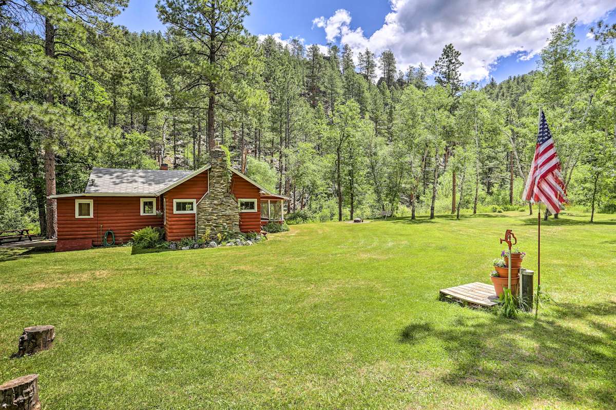 Historic Grizzly Gulch Cabin Near Mt Rushmore