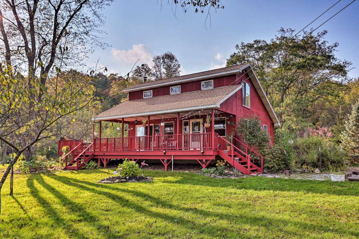 Hummingbird Farm On 10 Acres Near Hancock