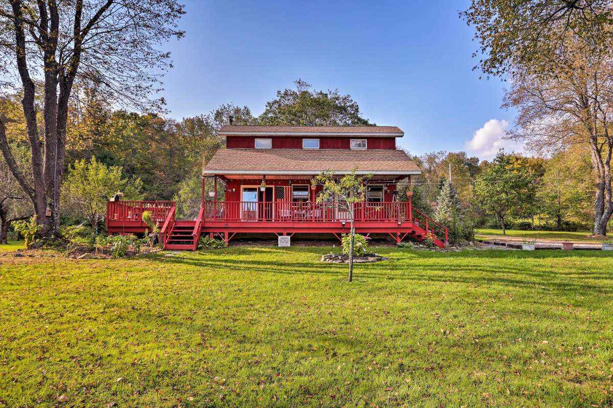 Hummingbird Farm On 10 Acres Near Hancock