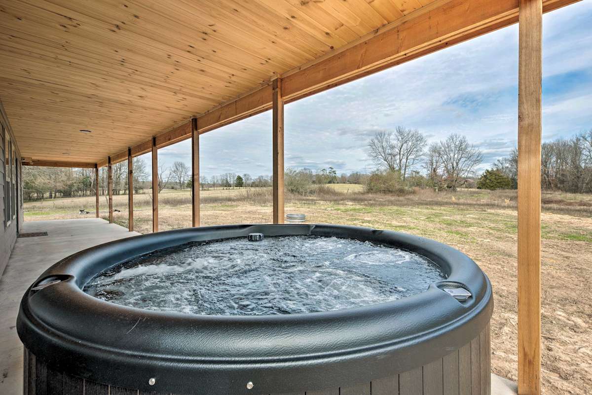 Secluded Broken Bow Cabin W Hot Tub Patio
