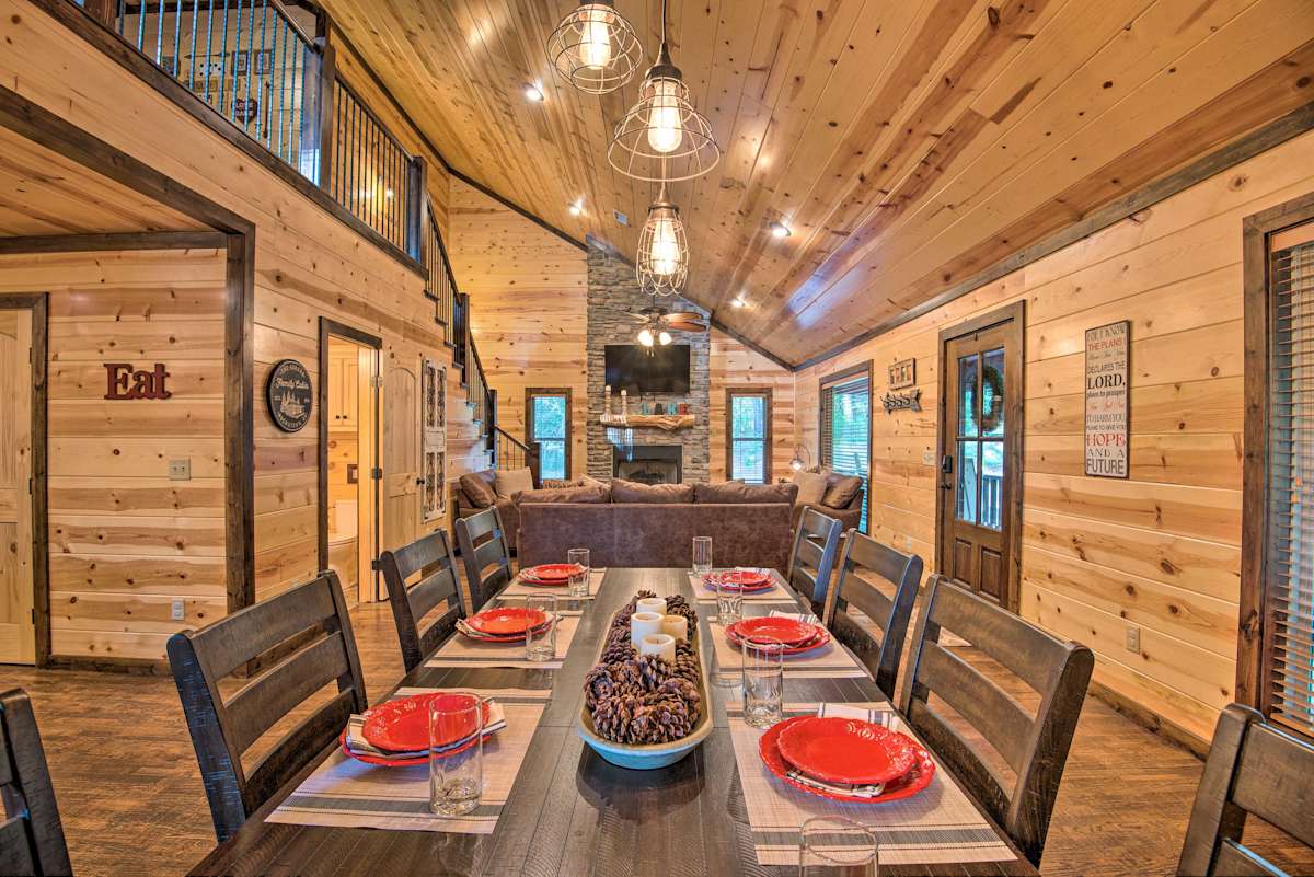 Secluded Luxe Cabin Game Loft Grill Hot Tub