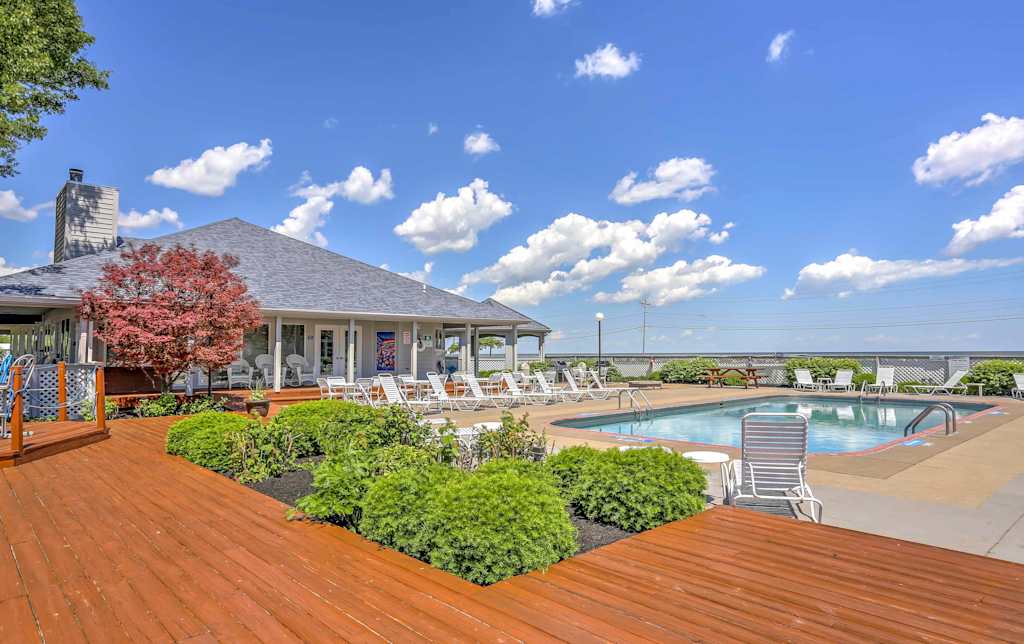 Charming 1br Port Clinton Condo W Community Pool