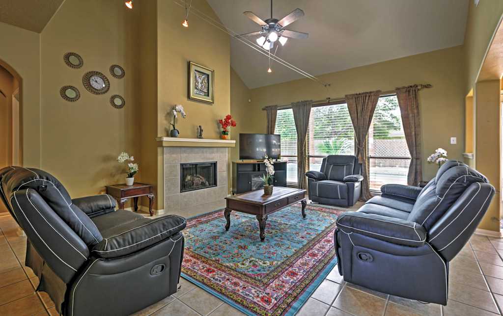 Rustic Pearland Home W Pool 15 Mins From Houston