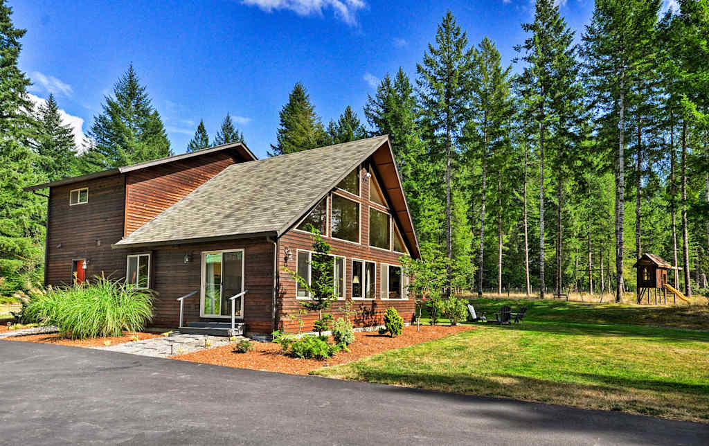 Zeke S Lake Lodge Next To Mt St Helens Yale Lake