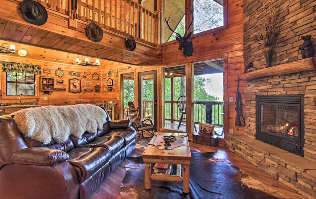 Resort Style Cabin W Private Deck Hot Tub