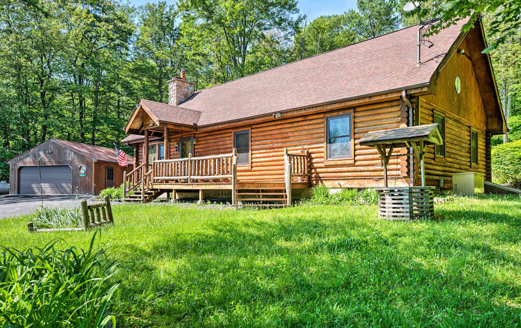 Poconos Cozy Log Cabin W Majestic Backyard