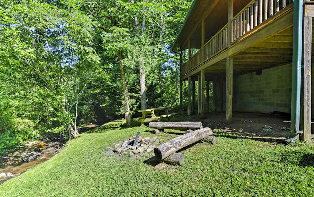 Creekside Bryson City Cabin W Hot Tub