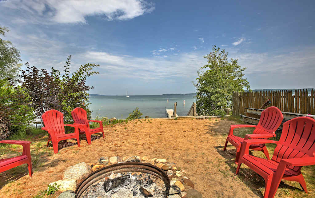 Cozy Suttons Bay Cottage W Shared Dock Fire Pit