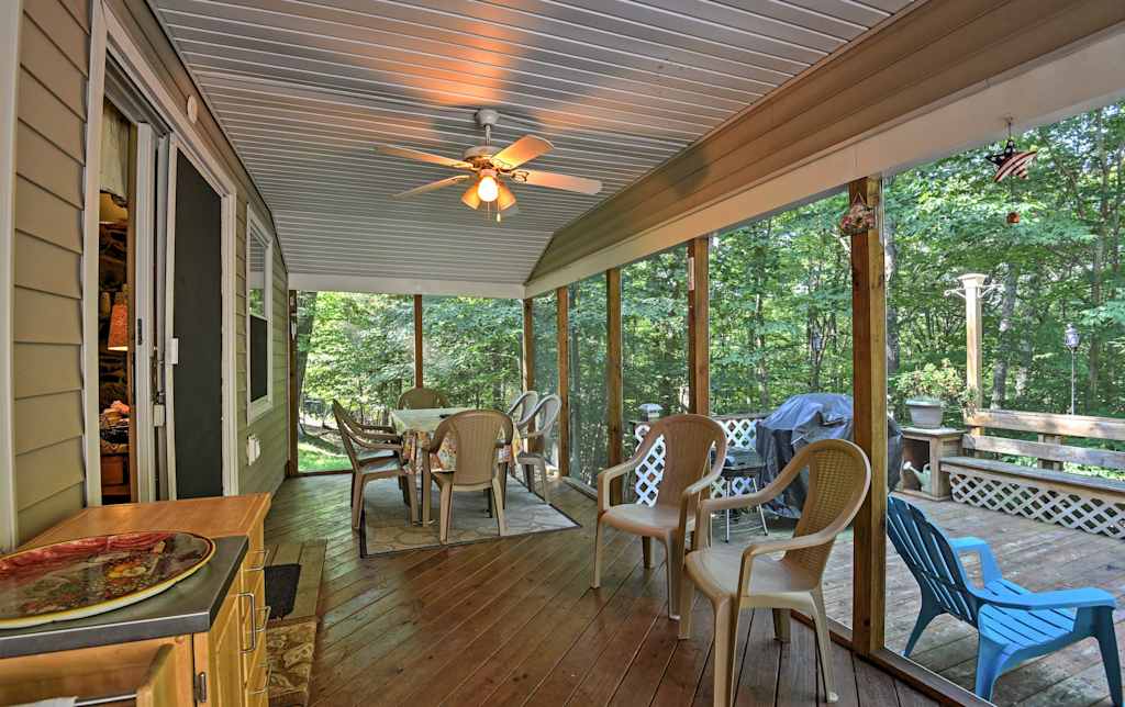 Peaceful Home W Deck Near Lake Wallenpaupack