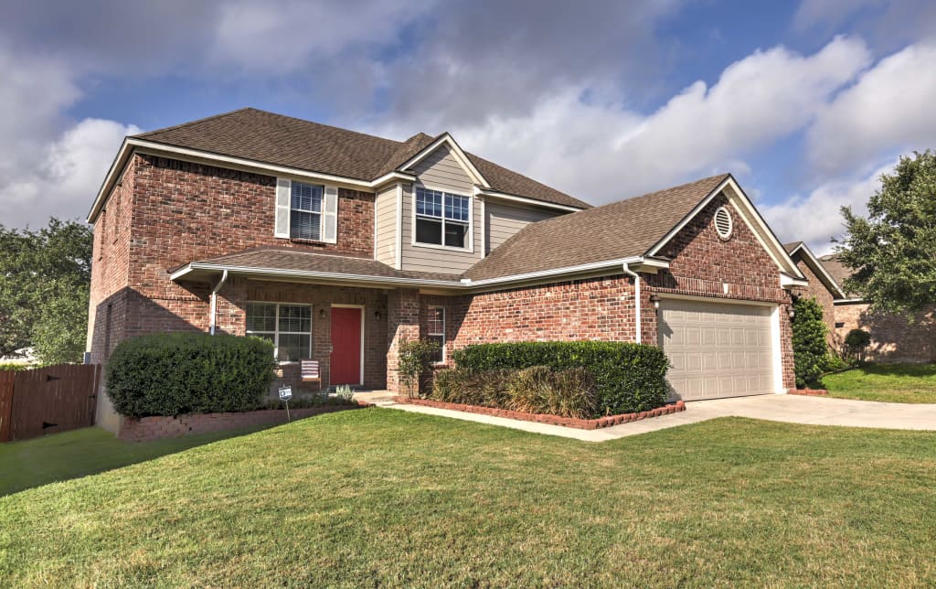 Spacious San Antonio Home W Game Room Backyard