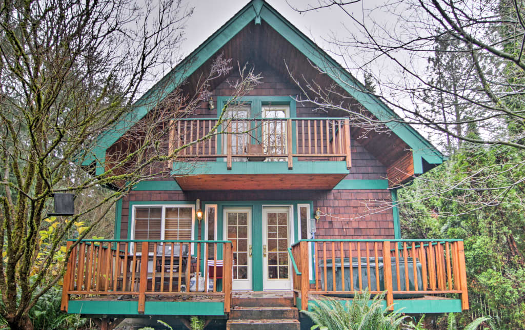 Riverfront Gold Bar Cabin W Spa Near Stevens Pass