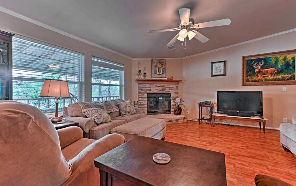 Serene Waterfront House W Deck On Lake Sam Rayburn