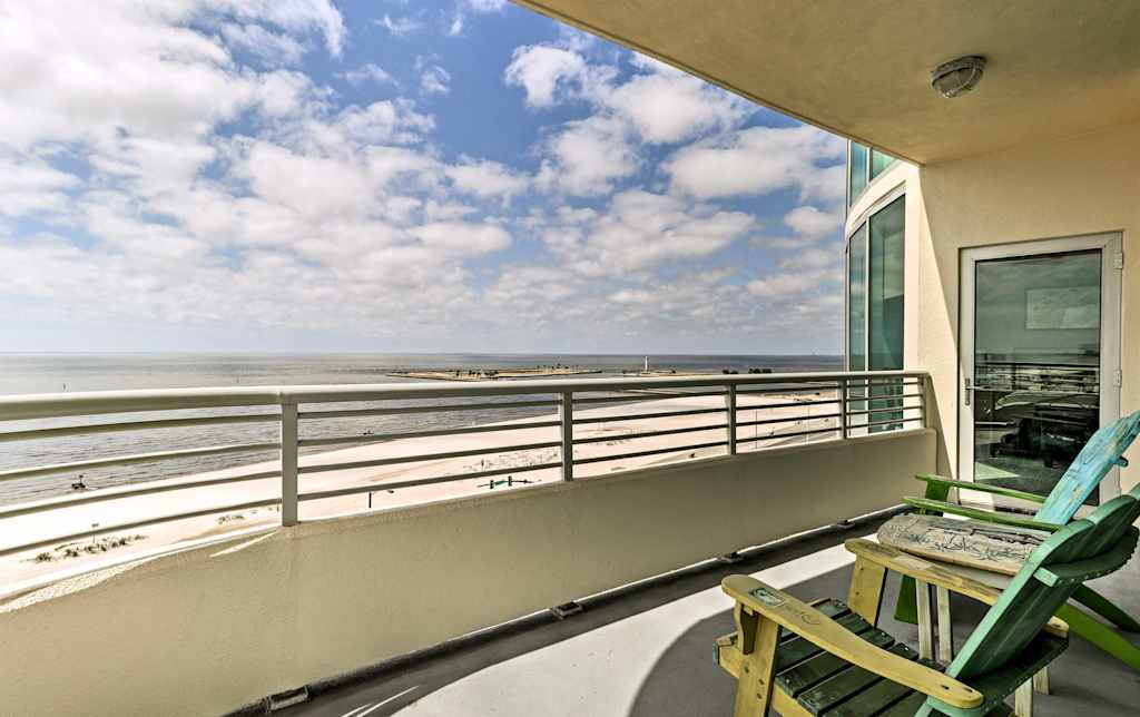 Beachfront Biloxi Condo W Balcony Gulf Views